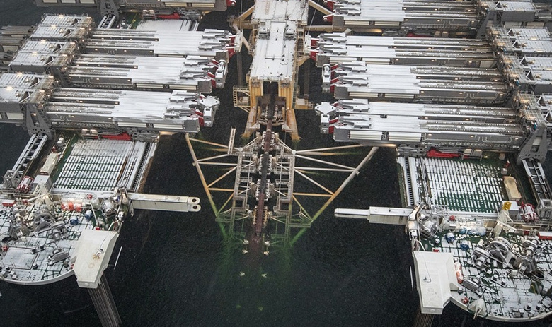 Укладка газопровода судном Pioneering Spirit в Финском заливе