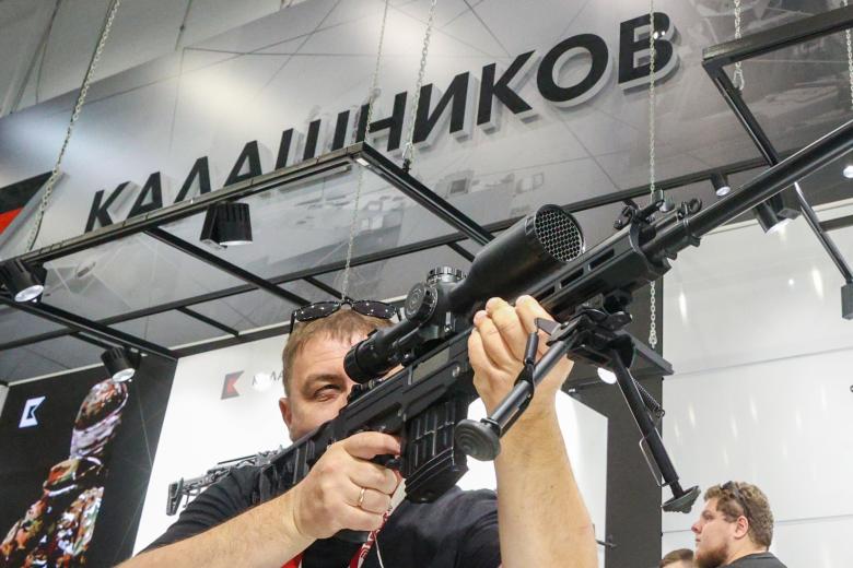 Посетитель у стенда концерна «Калашников»