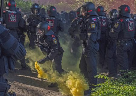 Протестующие в Германии напали на полицейских в «День X»