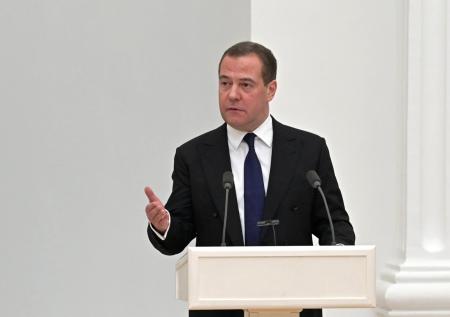 Медведев: мир стоит на пороге третьей мировой войны