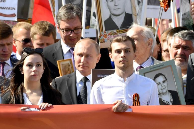 Президент России Владимир Путин (в центре на втором плане), президент Сербии Александр Вучич (в центре на третьем плане) во время акции памяти «Бессмертный полк» на Красной площади
