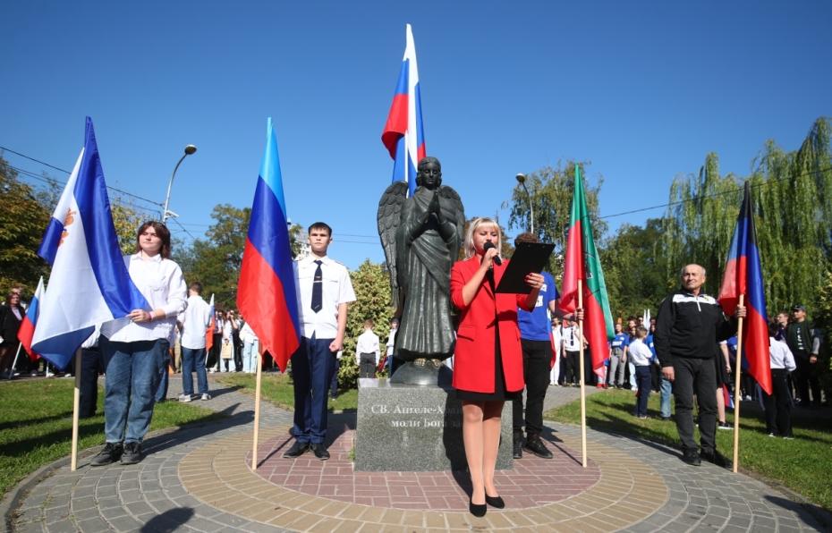 Участники флешмоба, посвященного Дню воссоединения новых регионов с Россией, в сквере Саши Филиппова в Волгограде