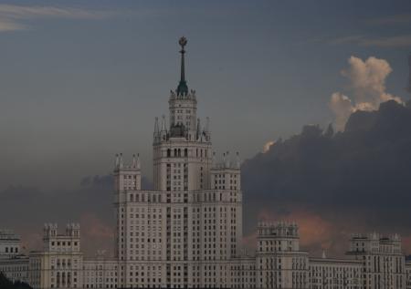 Пожар вспыхнул в сталинской высотке в Москве 