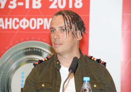 Галкина назвали шутом после выхода на сцену в желто-синем костюме