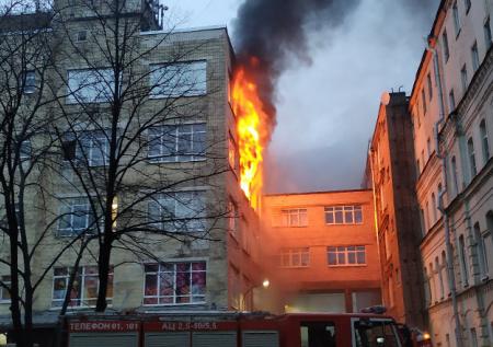 В центре Петербурга загорелось здание «Лениздата»