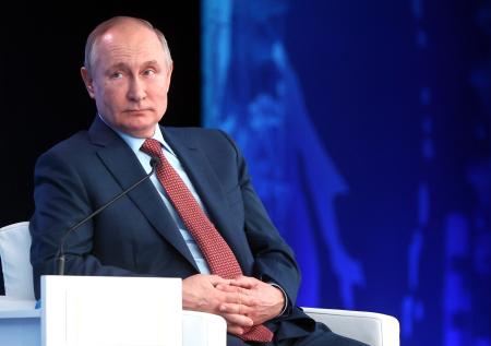 Путин признался, что иногда не может разобрать свой почерк 