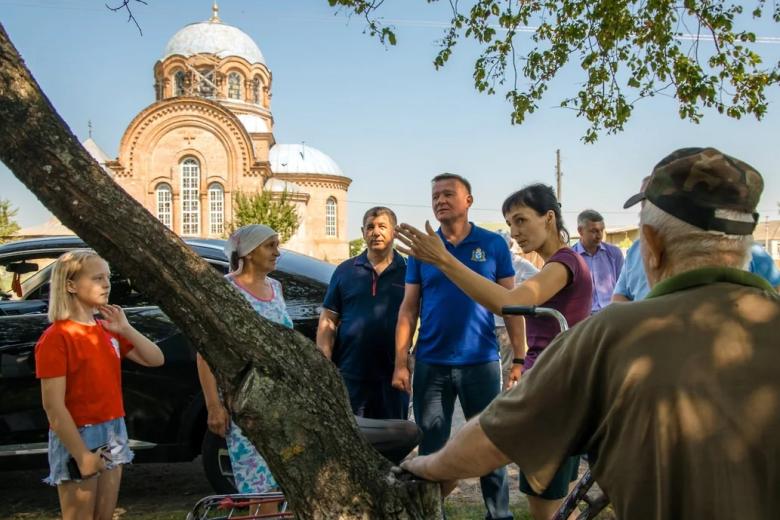 Роман Старовойт во время встречи с местными жителями