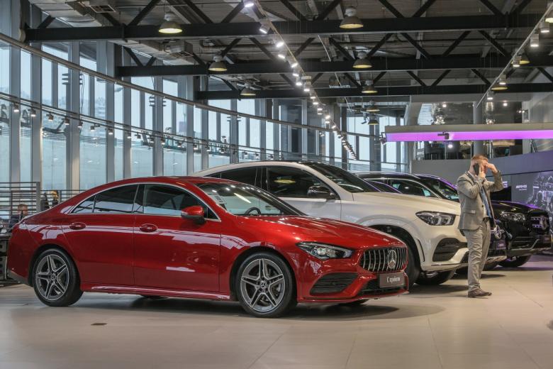 Продажа автомобилей Mercedes-Benz в салоне «Рольф» в Москве