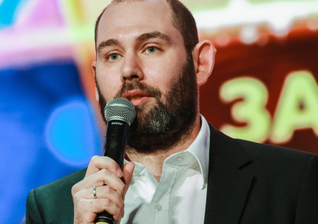 С уехавшего комика Слепакова принудительно взыскивают штраф