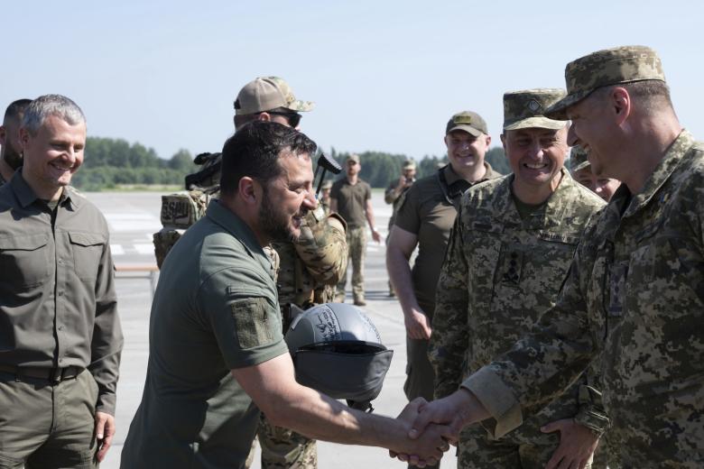 Владимир Зеленский (в центре)