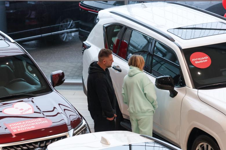 Посетители выбирают автомобили с пробегом