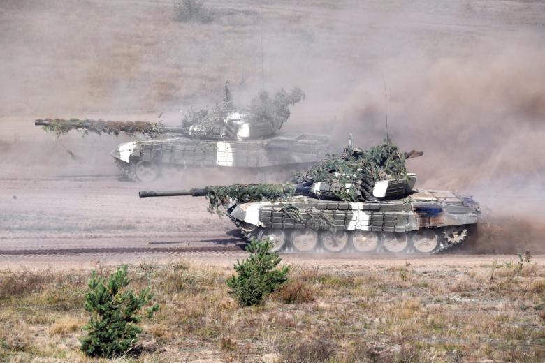 Танки в маскировке на совместных стратегических учениях «Запад-2021» вооружённых сил России и Белоруссии