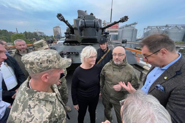 Министр обороны Германии Кристина Ламбрехт (в центре) в Одессе