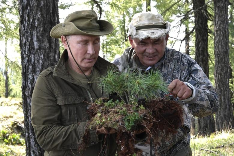 Владимир Путин и Сергей Шойгу в Туве, 2018 год