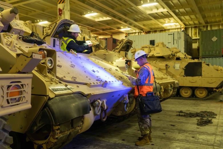 Подготовка к транспортировке за границу боевых машин Bradley