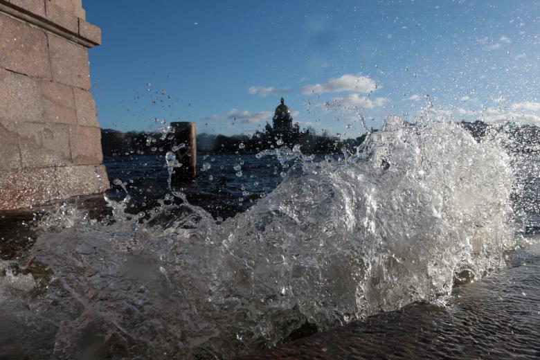 Подъём уровня воды в Неве 