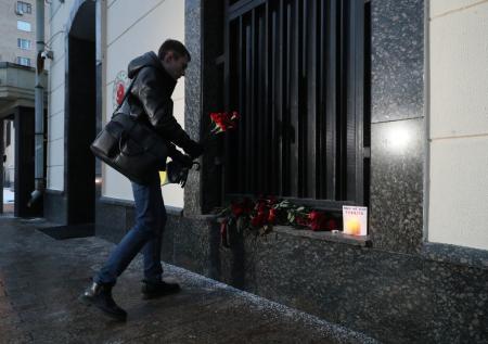 Жители Москвы несут цветы к посольству Турции