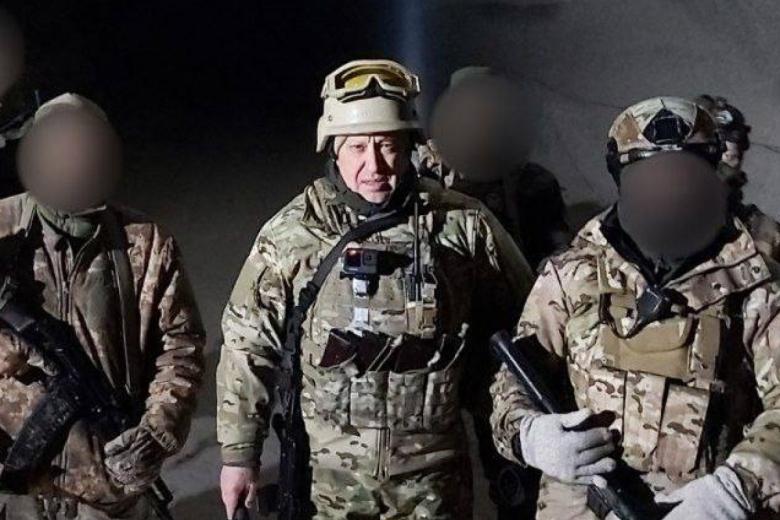 Бойцы подразделения ЧВК «Вагнер» и основатель группы бизнесмен Евгений Пригожин в Соледаре