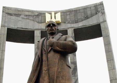 Порошенко «вернул Бандеру» в армию
