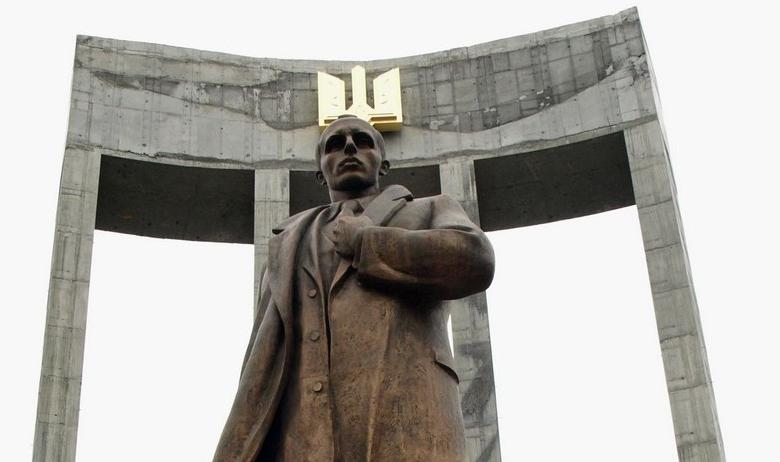 Памятник Степану Бандере во Львове