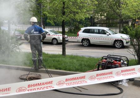 В Чертаново появилась бурлящая лужа кипятка