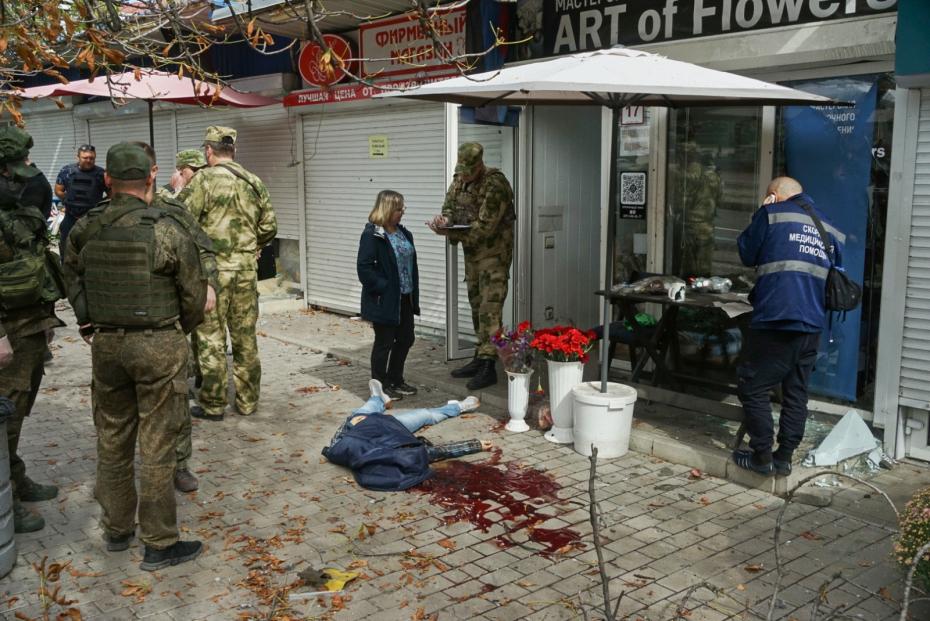 Тело погибшего мужчины в результате обстрела со стороны ВСУ в Ворошиловском районе Донецка