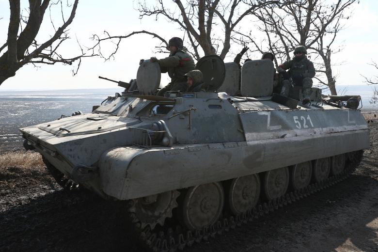 Украина. Донецкая область. Волноваха. Военнослужащие народной милиции ДНР на одной из улиц города