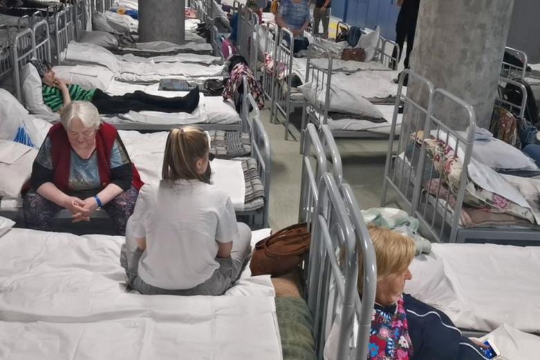 Территория стадиона «Белгород Арена», где организован временный пункт размещения эвакуированных граждан