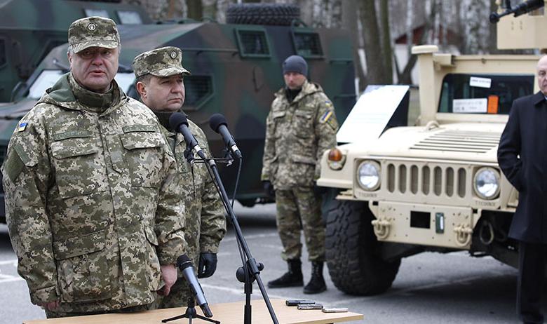 Президент Украины Пётр Порошенко (слева)