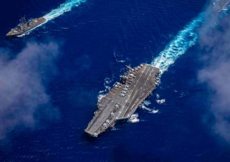 Флот ВМС США поздравил американцев открыткой с российскими истребителями