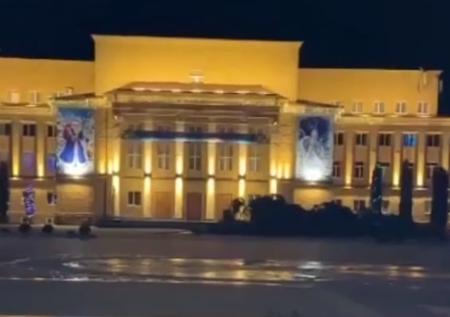 Сильный ветер сдул праздничную елку в Карачаево-Черкесии