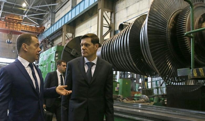 Премьер-министр РФ Дмитрий Медведев и глава компании «Силовые машины» Алексей Мордашов