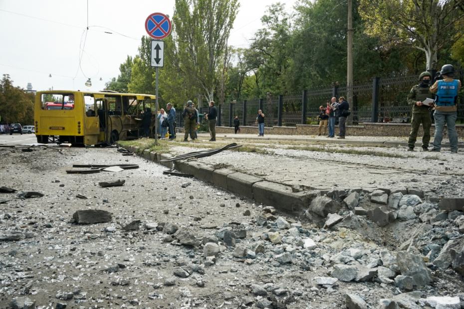 Автобус, уничтоженный в результате обстрела со стороны ВСУ, в Ворошиловском районе Донецка