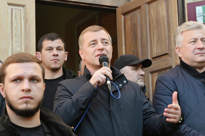 Лидер оппозиции Адгур Ардзинба (в центре) выступает перед сторонниками у здания администрации президента Абхазии в Сухуме. 