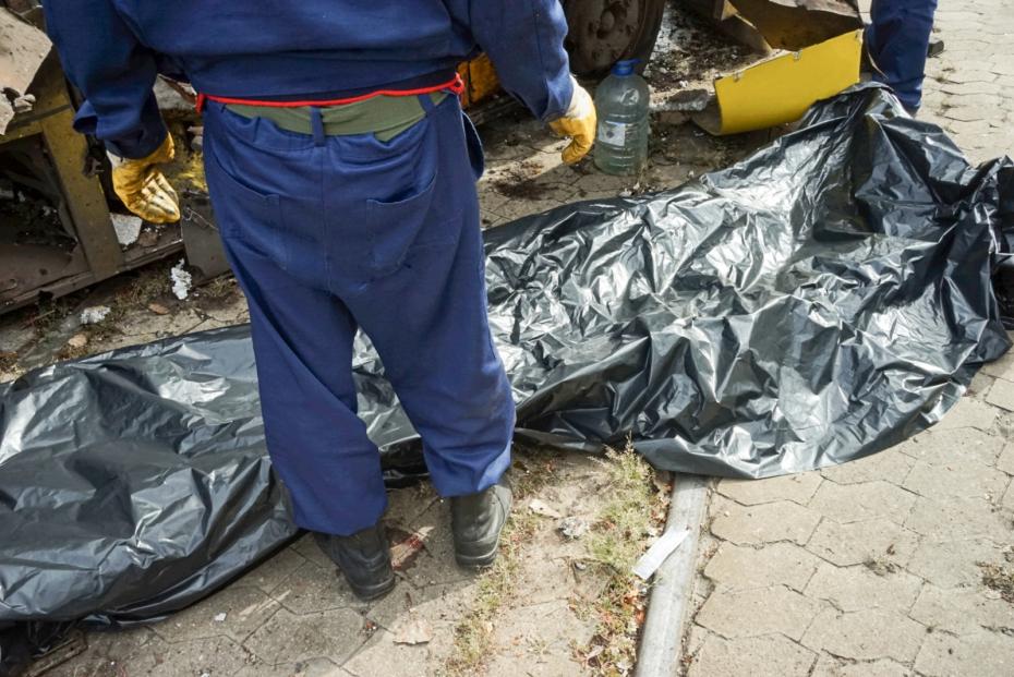 Тело погибшего мужчины в результате обстрела со стороны ВСУ в Ворошиловском районе Донецка