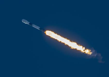 Многоразовая ступень Falcon 9 совершила посадку на платформу в океане