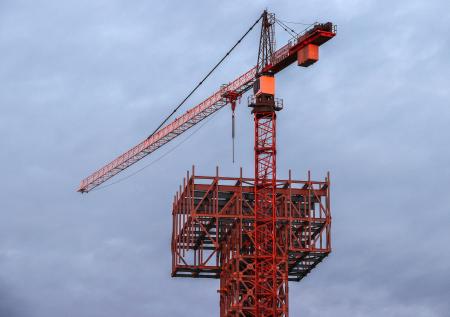 Крановщица упала с 30-метровой высоты в Красноярском крае