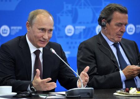Путин на немецком заступился за Шредера: кадры их 20-летней дружбы