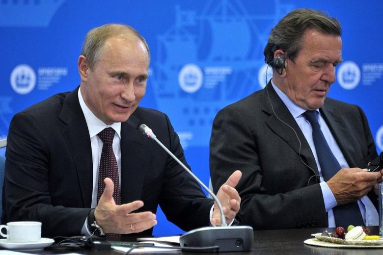 Владимир Путин с главой совета акционеров компании — оператора трубопровода «Северный поток» Герхардом Шредером в Санкт-Петербурге, 2018 год
