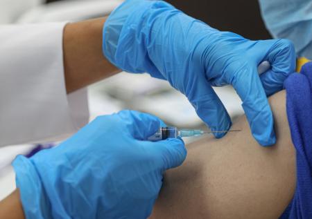Во Франции около 260 человек привили просроченной вакциной от COVID-19