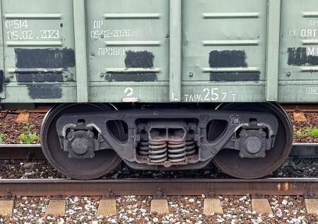 Сразу шесть вагонов поезда сошли с рельсов под Гатчиной