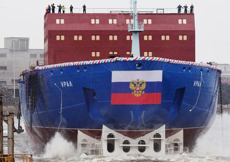 В Петербурге на Балтийском заводе загорелся ледокол «Урал»