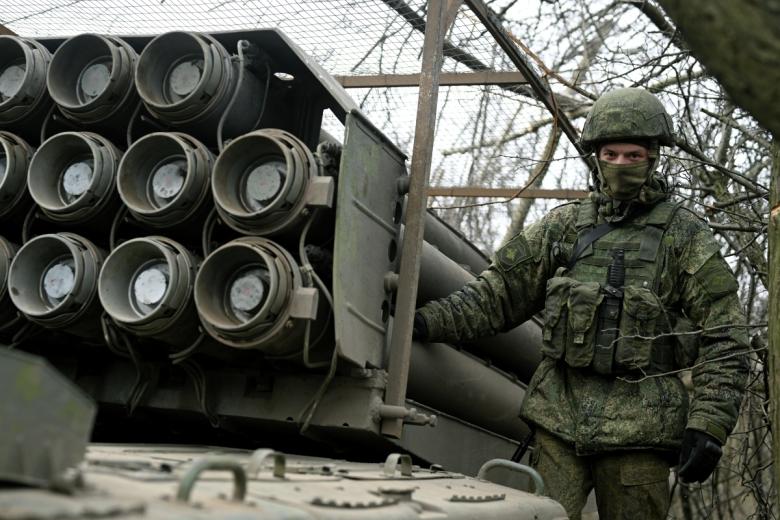 Военнослужащий расчета реактивной системы залпового огня (РСЗО) 9К57 «Ураган» 