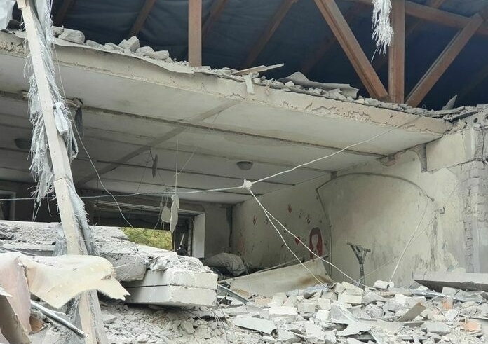 Здание районной больницы в Новоайдаре в ЛНР, по которой украинские военные нанесли удар из РСЗО HIMARS
