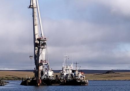 Шторм потопил плавучий кран в Карском море