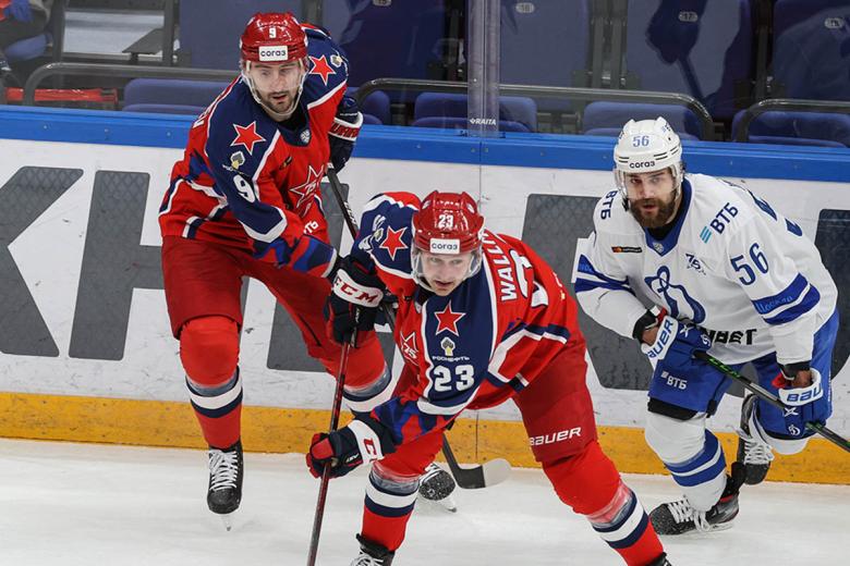 Игроки во время хоккейного матча регулярного чемпионата КХЛ между хоккейными клубами ЦСКА (Москва) и «Динамо» (Москва)