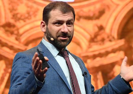 Миллиардер Рыбаков рассказал, почему бросил в толпу $20 тысяч