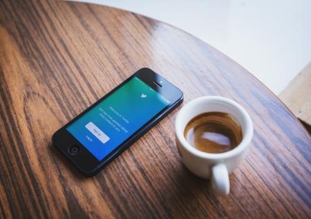 Падение соцсетей собрало бренды в Twitter и стало мемом