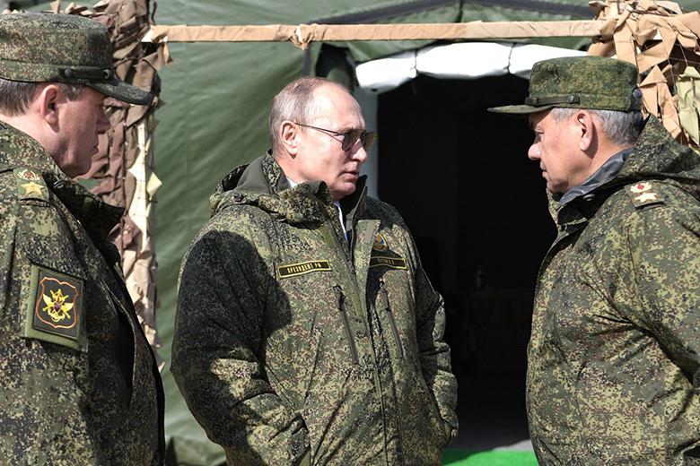 Президент РФ Владимир Путин на полигоне Донгуз с министром обороны Сергеем Шойгу (справа) и начальником Генштаба ВС Валерием Герасимовым
