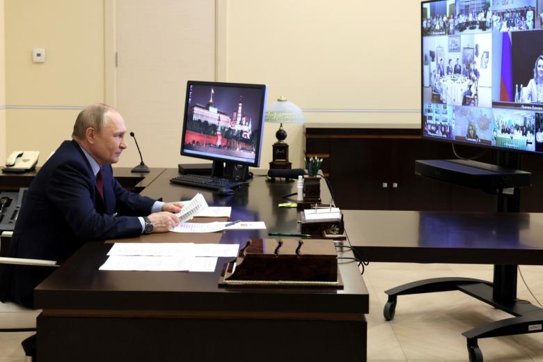 Встреча Владимира Путина с семьями, награждёнными орденом «Родительская слава» (в режиме видеоконференции)